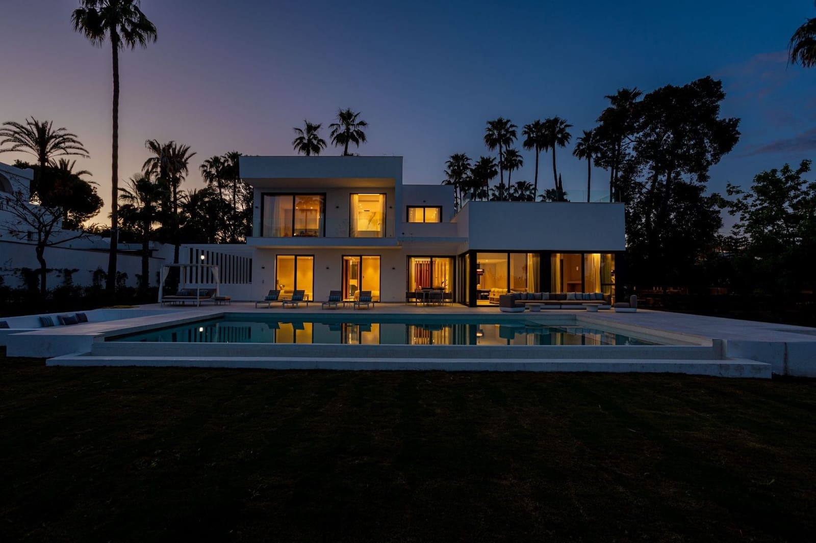 4 bedroom Villa for sale in Benahavis with pool - € 3,850,000 (Ref: 7985819)