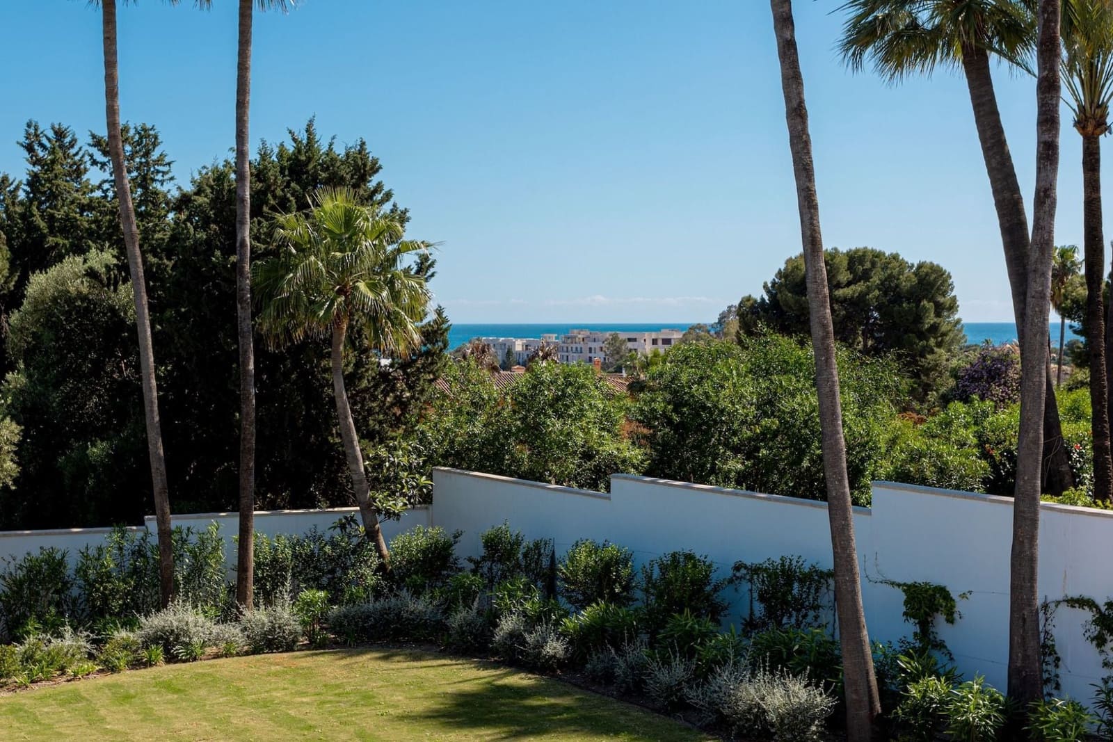4 bedroom Villa for sale in Benahavis with pool - € 3,850,000 (Ref: 7985819)