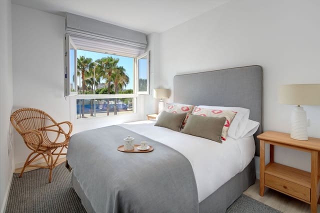 Apartamento de 2 habitaciones en Las Brisas, Marbella en venta - 395.000 € (Ref: 8125368)