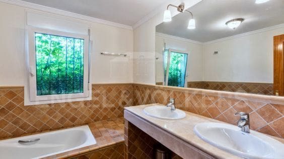 6 soveværelse Villa til salg i Las Brisas, Marbella - € 3.100.000 (Ref: 8267258)