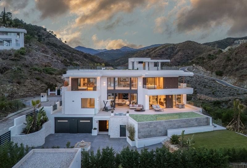 6 bedroom Villa for sale in Benahavis - € 4,695,000 (Ref: 8429909)