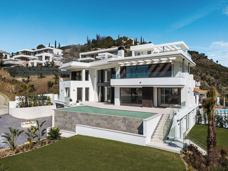 6 bedroom Villa for sale in Benahavis - € 4,695,000 (Ref: 8429909)