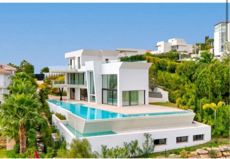 4 bedroom Villa for sale in Benahavis - € 3,890,000 (Ref: 8431389)