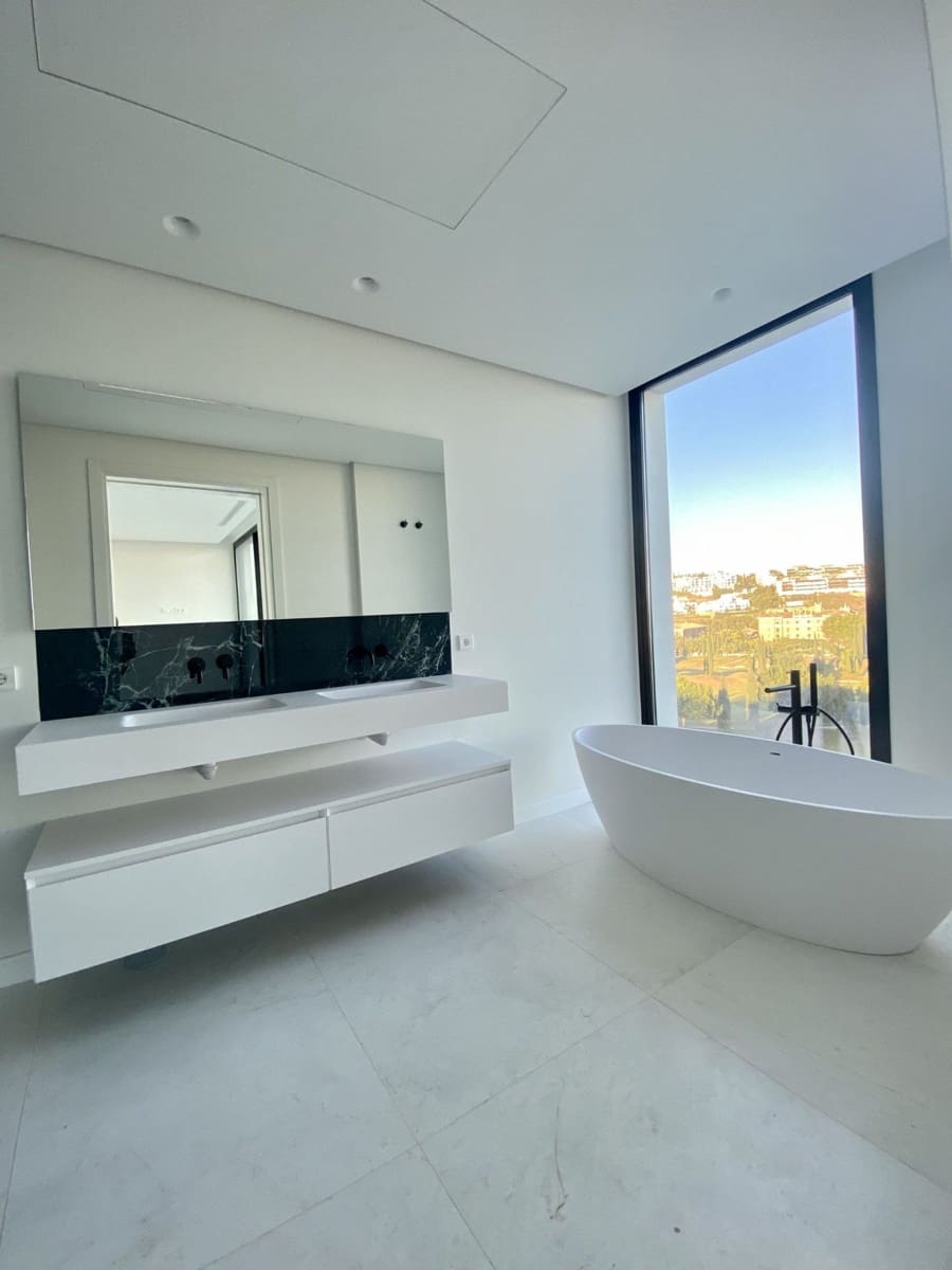 4 bedroom Villa for sale in Benahavis - € 3,890,000 (Ref: 8431389)