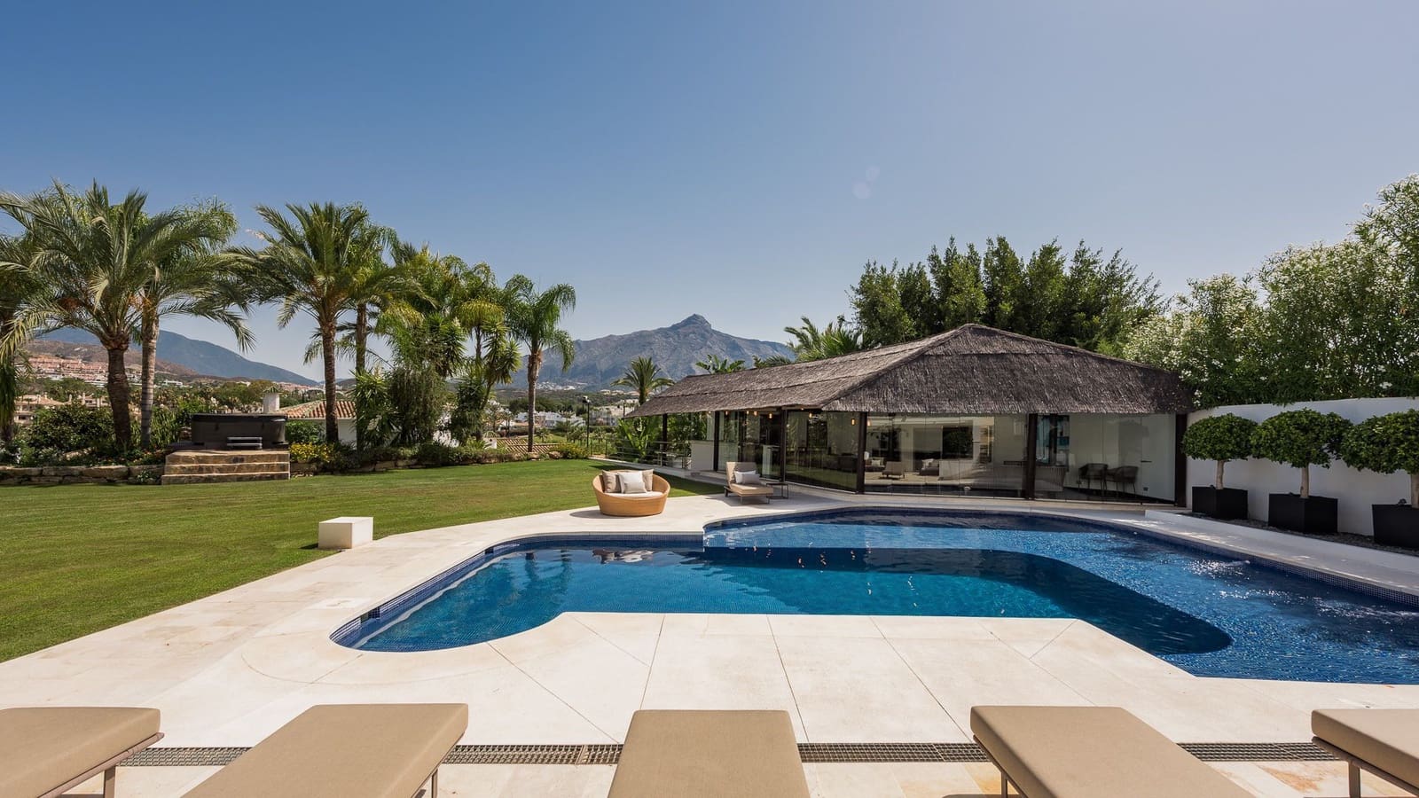 7 bedroom Villa for sale in Nueva Andalucia - € 4,995,000 (Ref: 8511314)