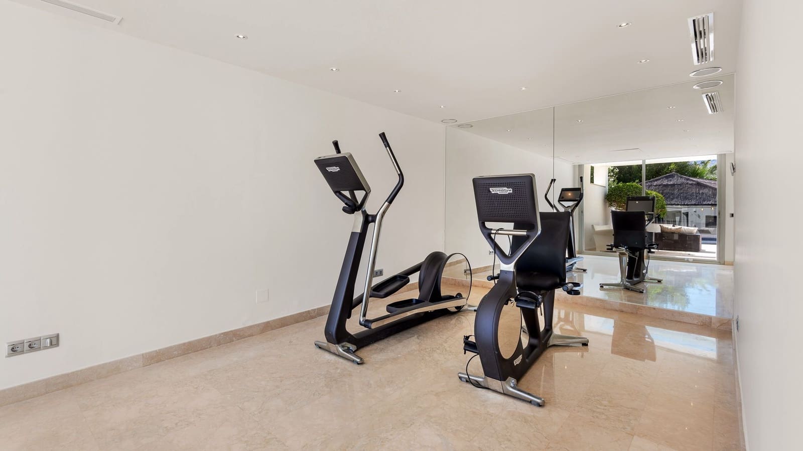 7 bedroom Villa for sale in Nueva Andalucia - € 4,995,000 (Ref: 8511314)