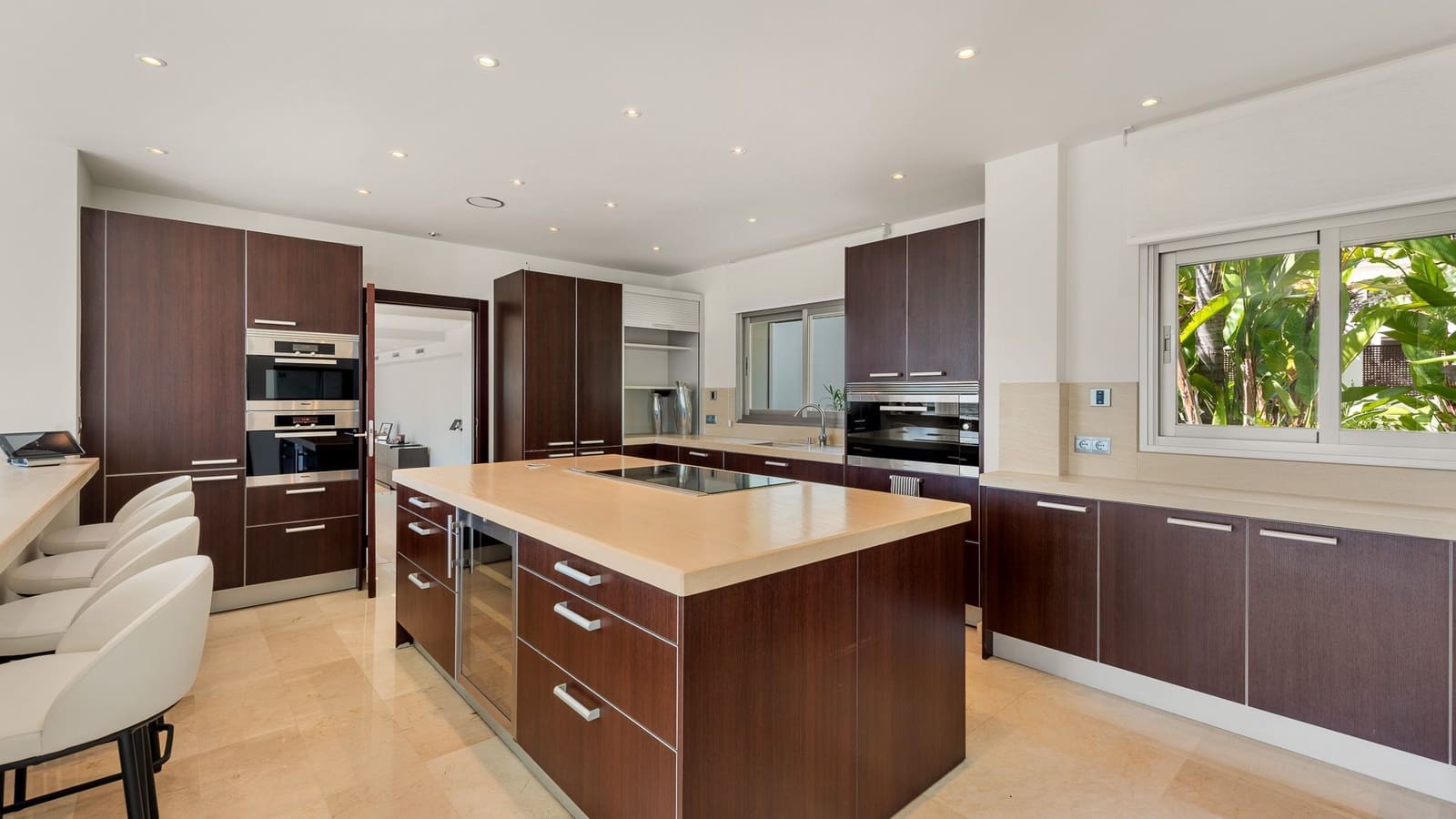 7 bedroom Villa for sale in Nueva Andalucia - € 4,995,000 (Ref: 8511314)