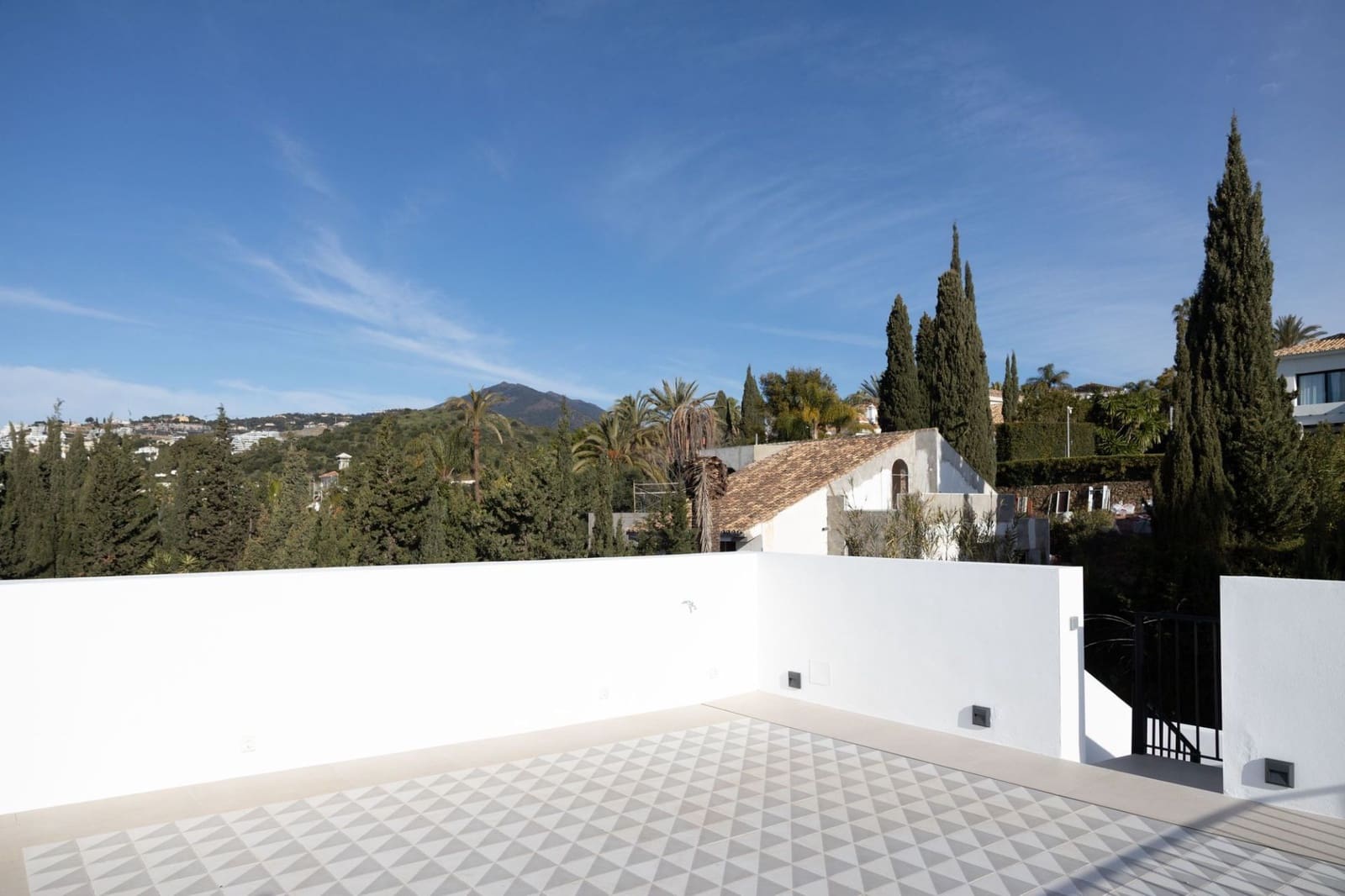 4 slaapkamer Villa te koop in Nueva Andalucia - € 2.795.000 (Ref: 8848756)