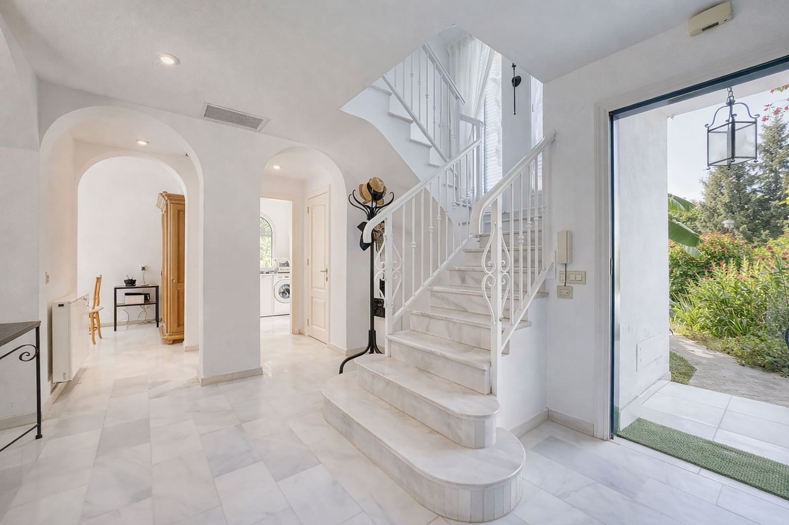 4 bedroom Villa for sale in Nueva Andalucia - € 2,145,000 (Ref: 9269066)