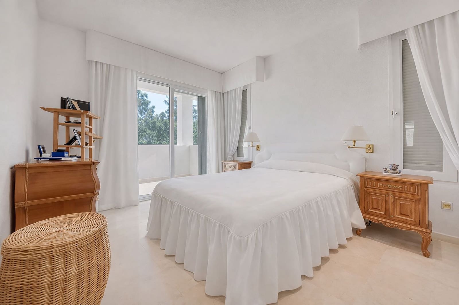 4 bedroom Villa for sale in Nueva Andalucia - € 2,145,000 (Ref: 9269066)