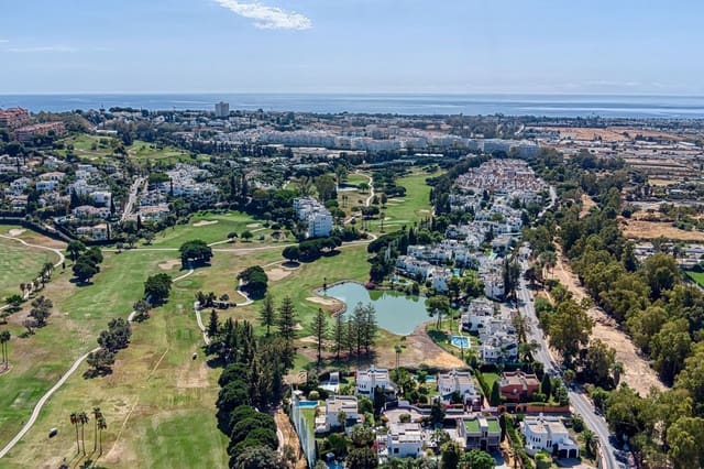 4 bedroom Villa for sale in Nueva Andalucia, Marbella - € 1,950,000 (Ref: 9269066)