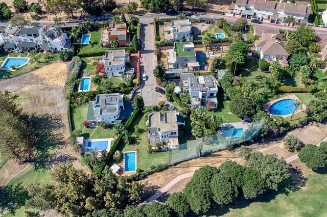 4 bedroom Villa for sale in Nueva Andalucia, Marbella - € 1,950,000 (Ref: 9269066)