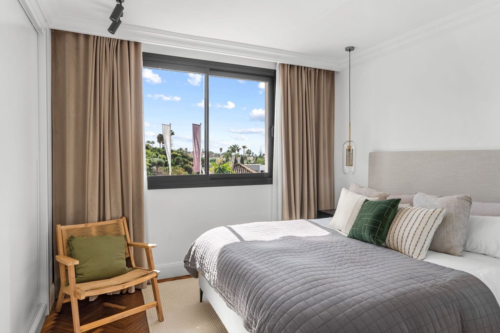 Chalet de 5 habitaciones en Nueva Andalucia en venta - 3.495.000 € (Ref: 9312197)