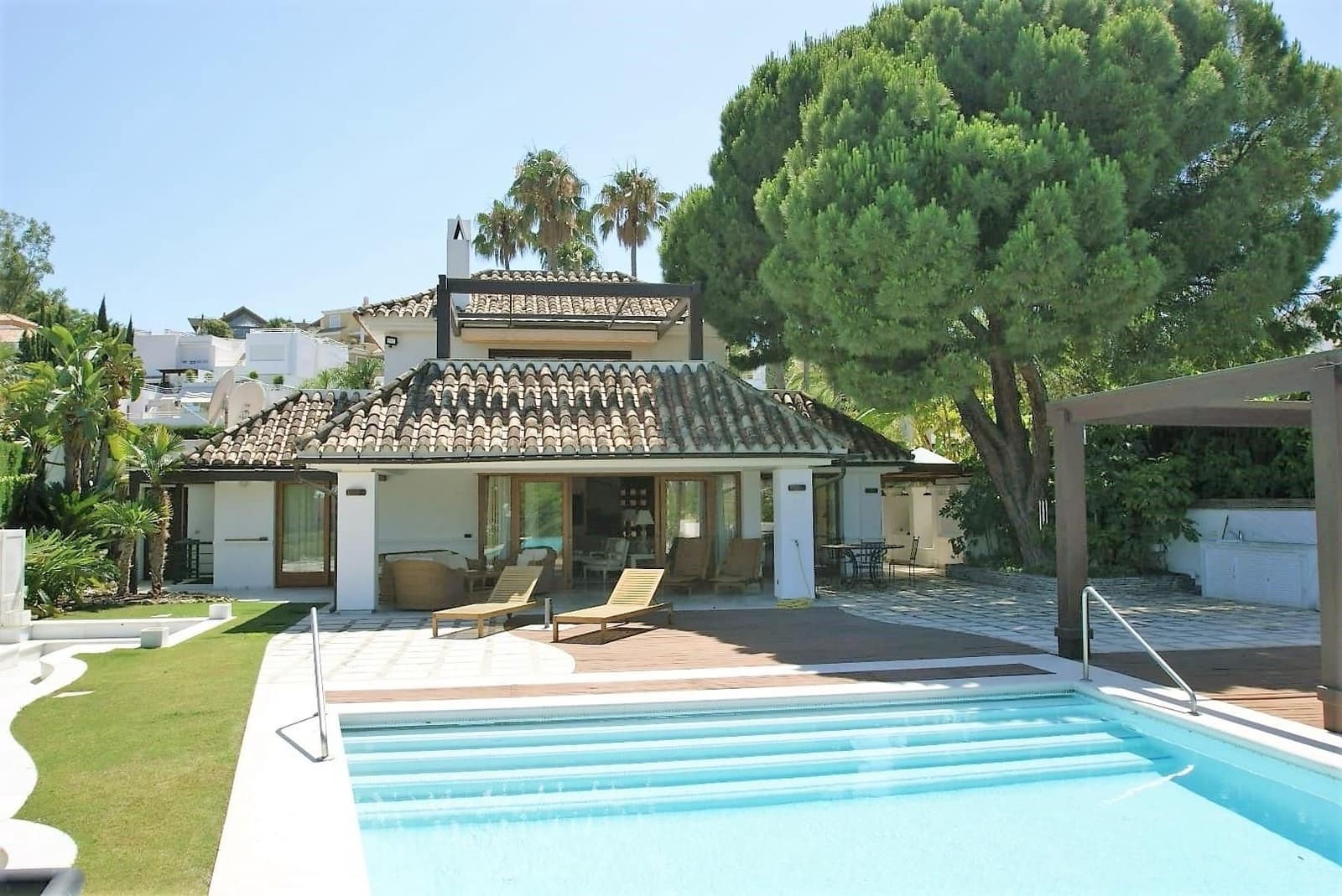4 bedroom Villa for sale in Nueva Andalucia - € 2,995,000 (Ref: 9426365)
