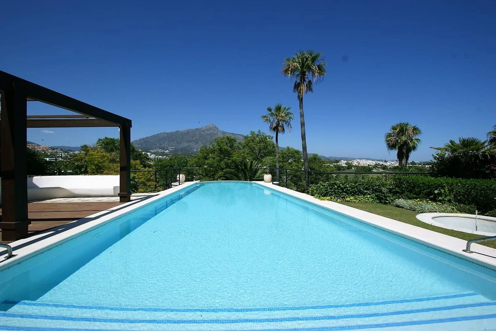 4 bedroom Villa for sale in Nueva Andalucia - € 2,995,000 (Ref: 9426365)