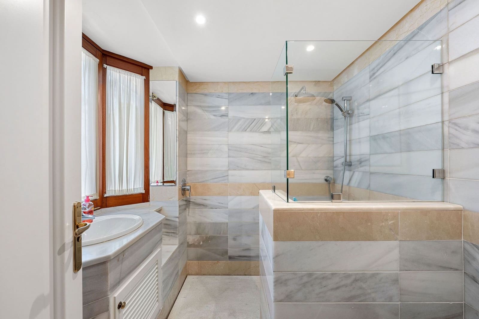 4 bedroom Villa for sale in Nueva Andalucia - € 2,995,000 (Ref: 9426365)