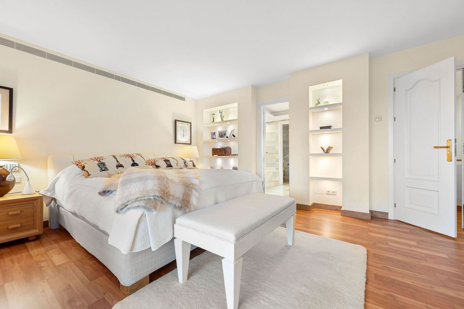 4 bedroom Villa for sale in Nueva Andalucia - € 2,995,000 (Ref: 9426365)