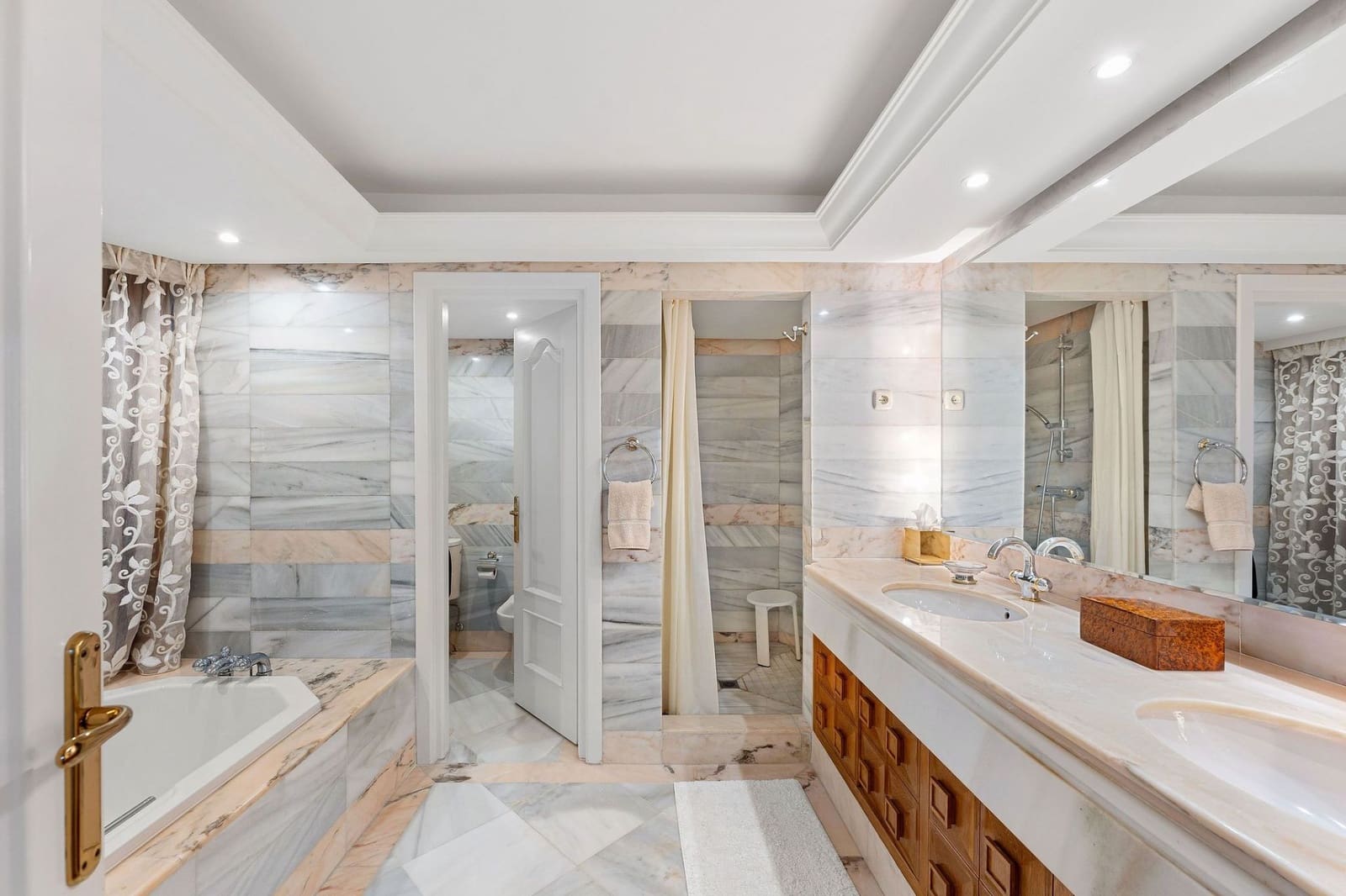 4 bedroom Villa for sale in Nueva Andalucia - € 2,995,000 (Ref: 9426365)