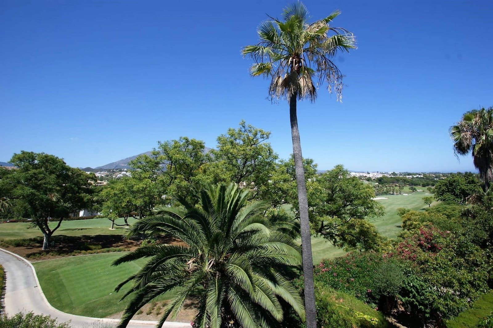 4 bedroom Villa for sale in Nueva Andalucia - € 2,995,000 (Ref: 9426365)