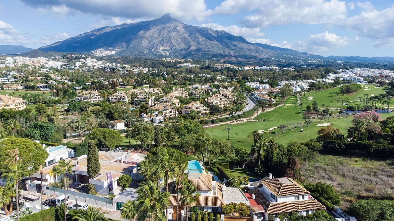 4 bedroom Villa for sale in Nueva Andalucia - € 2,995,000 (Ref: 9426365)