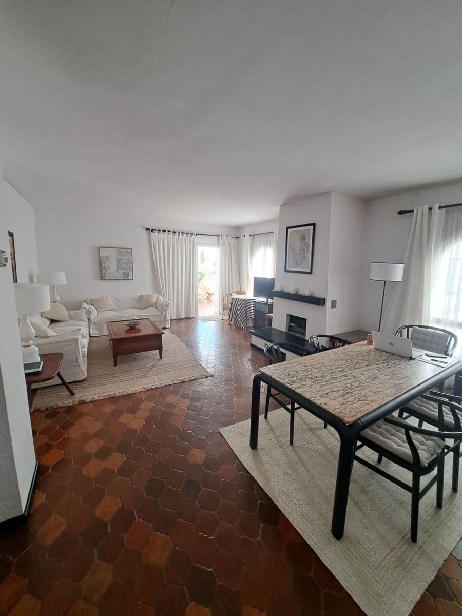 2 bedroom Apartment for sale in Nueva Andalucia - € 695,000 (Ref: 9685901)