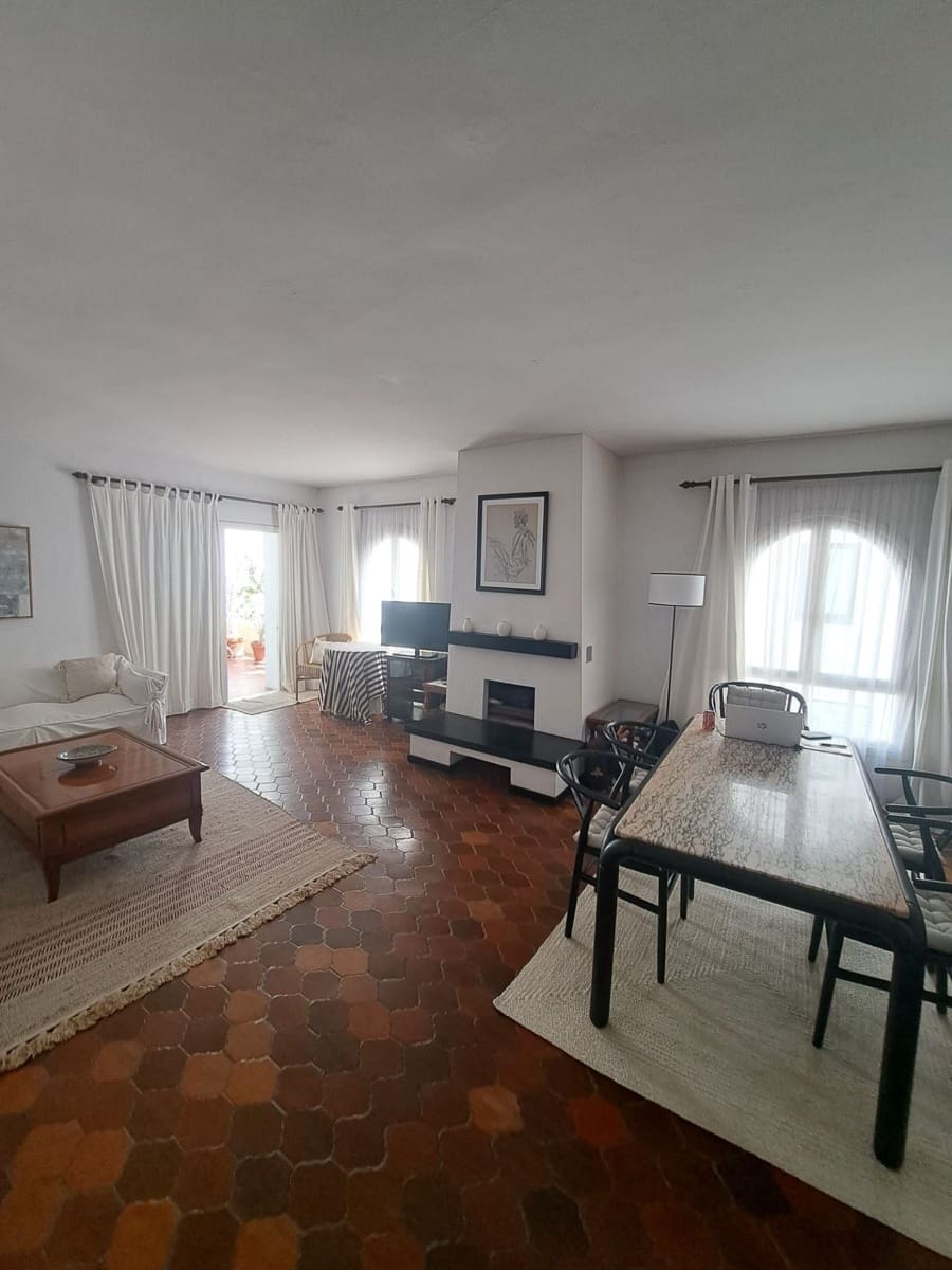 2 bedroom Apartment for sale in Nueva Andalucia - € 695,000 (Ref: 9685901)