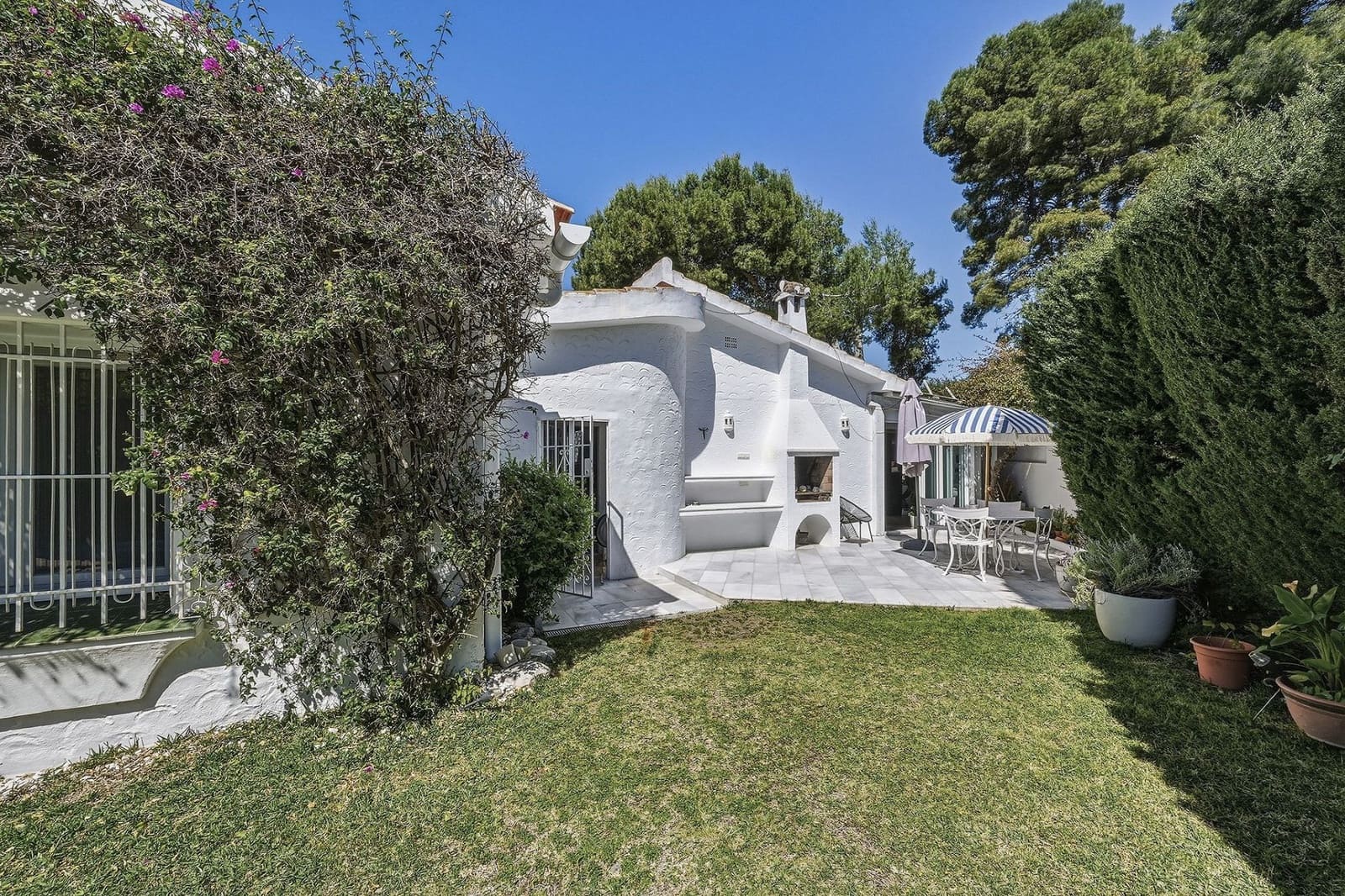 Chalet de 5 habitaciones en Guadalmina en venta - 1.350.000 € (Ref: 9696872)