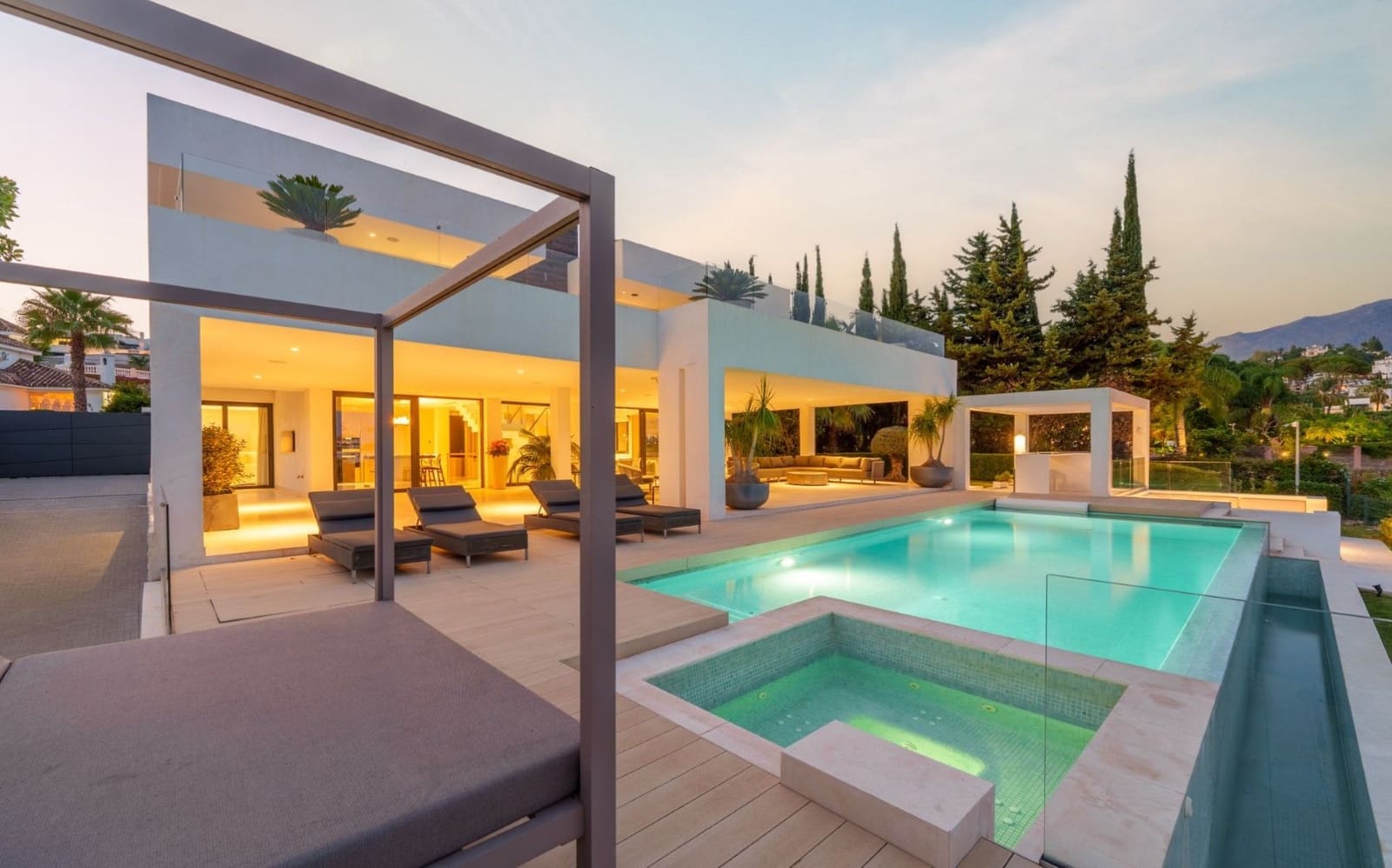 5 bedroom Villa for sale in Nueva Andalucia - € 4,995,000 (Ref: 9835055)