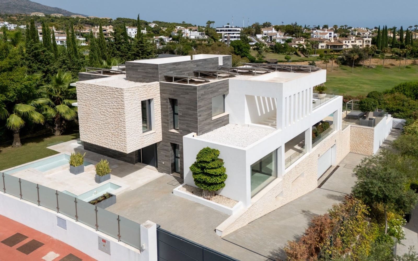 5 bedroom Villa for sale in Nueva Andalucia - € 4,995,000 (Ref: 9835055)