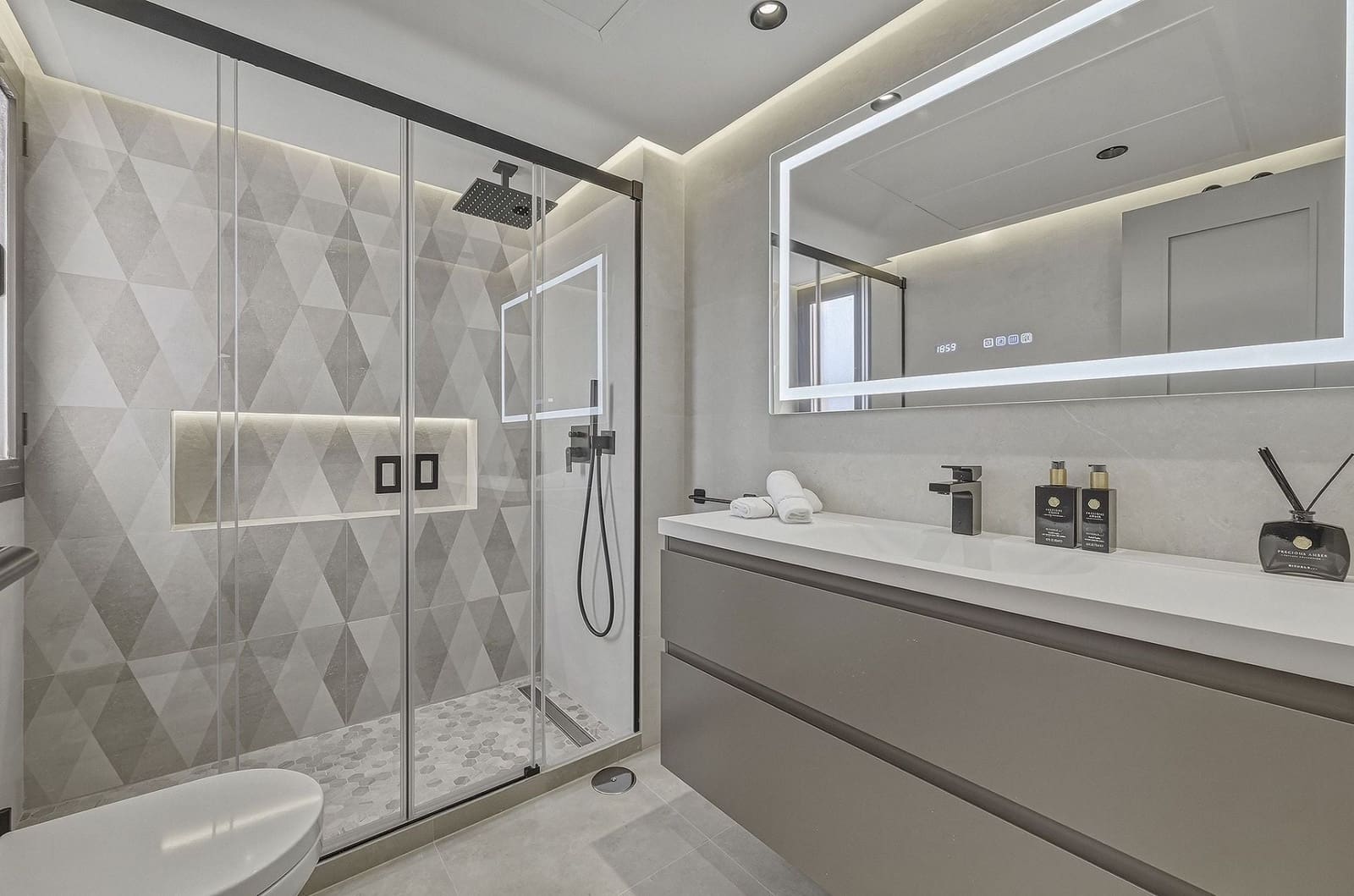 3 sypialnia Penthouse na sprzedaż w New Golden Mile z basenem garażem - 1 295 000 € (Ref: 9984189)