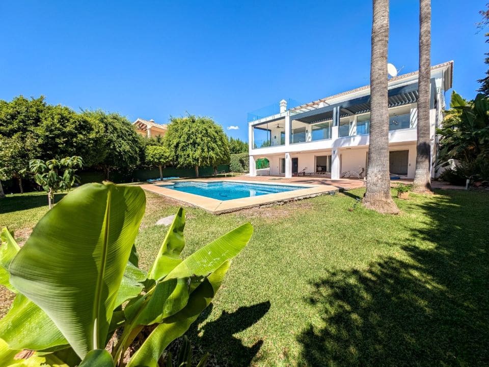 4 bedroom Villa for sale in Nueva Andalucia with pool garage - € 3,500,000 (Ref: 9990095)