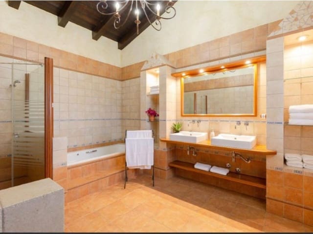 4 bedroom Villa for sale in Catral with pool garage - € 710,000 (Ref: 10075472)