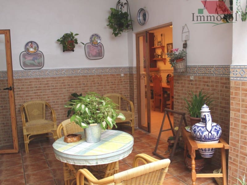 5 bedroom Villa for sale in Almoradi with garage - € 280,800 (Ref: 5236075)