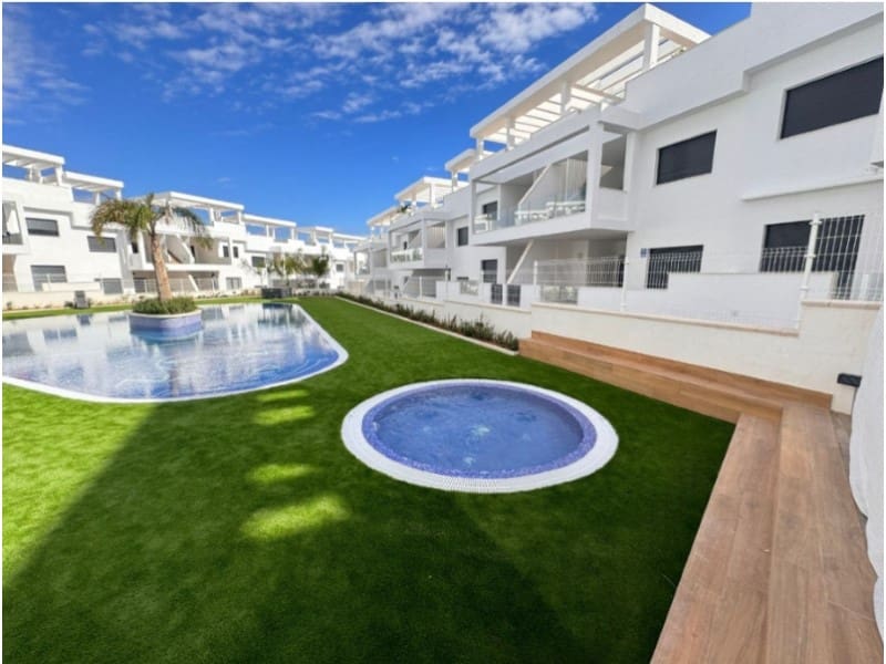 2 bedroom Bungalow for sale in Torrevieja with pool garage - € 369,000 (Ref: 9253664)