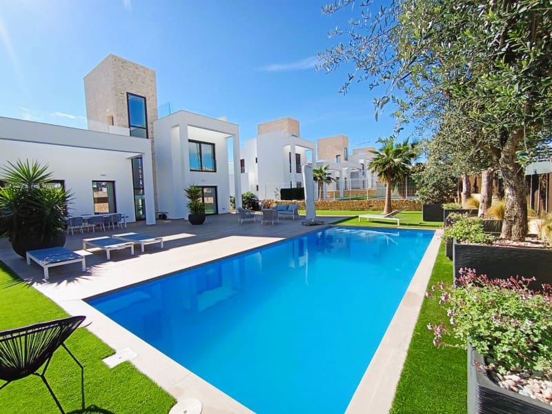 5 bedroom Villa for sale in Finestrat with pool - € 915,000 (Ref: 9604840)