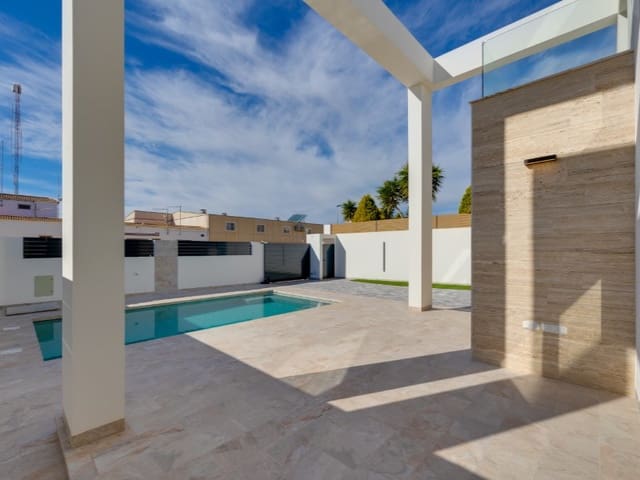 Chalet de 4 habitaciones en El Chaparral - La Siesta - La Torreta, Torrevieja en venta - 750.000 € (Ref: 9839196)