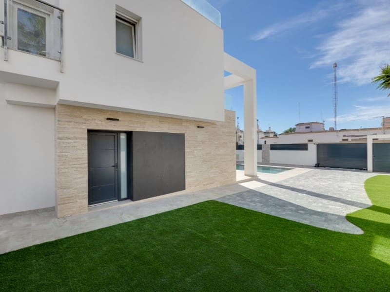 Chalet de 4 habitaciones en Torrevieja en venta - 750.000 € (Ref: 9839196)