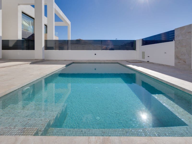 Chalet de 4 habitaciones en Torrevieja en venta - 750.000 € (Ref: 9839196)