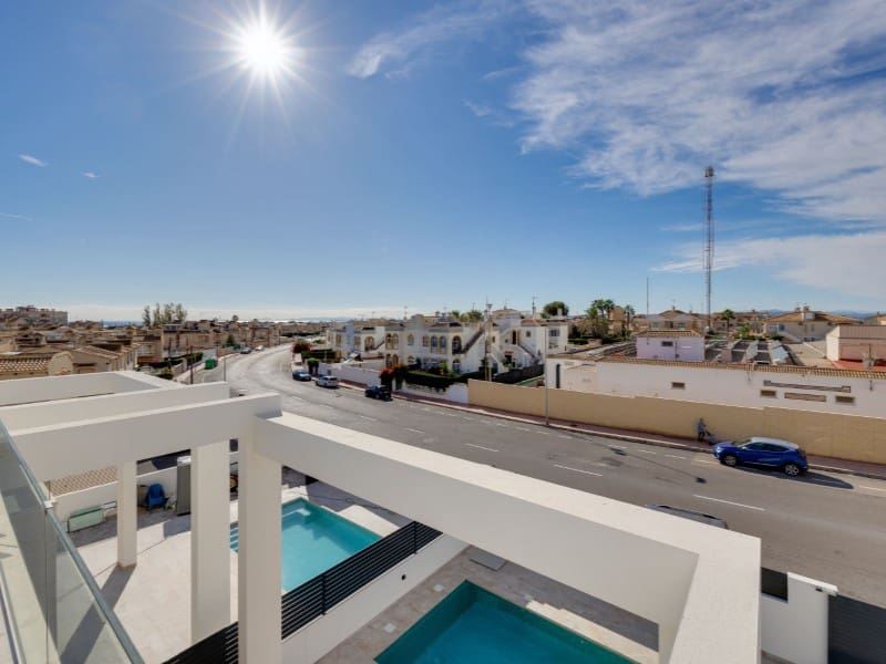 Chalet de 4 habitaciones en Torrevieja en venta - 750.000 € (Ref: 9839196)