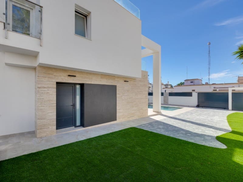Chalet de 4 habitaciones en Torrevieja en venta - 750.000 € (Ref: 9839196)