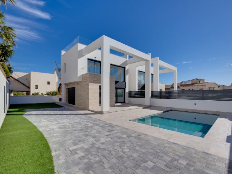 Chalet de 4 habitaciones en Torrevieja en venta - 750.000 € (Ref: 9839196)
