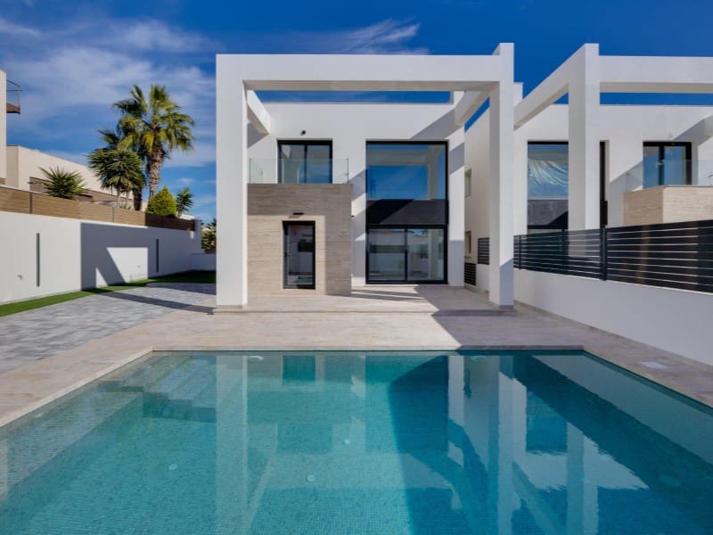 Chalet de 4 habitaciones en Torrevieja en venta - 750.000 € (Ref: 9839196)
