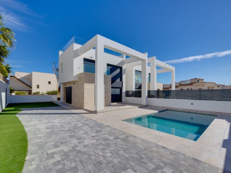 Chalet de 4 habitaciones en Torrevieja en venta - 750.000 € (Ref: 9839196)