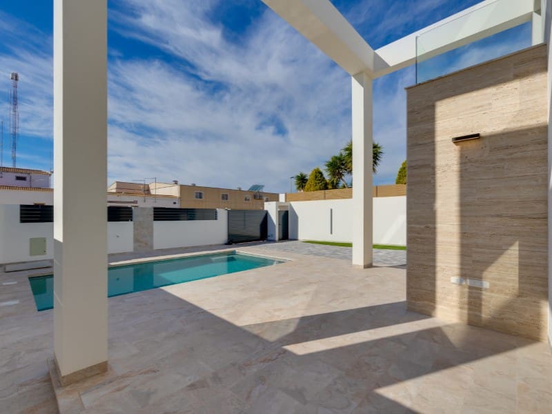 Chalet de 4 habitaciones en Torrevieja en venta - 750.000 € (Ref: 9839196)