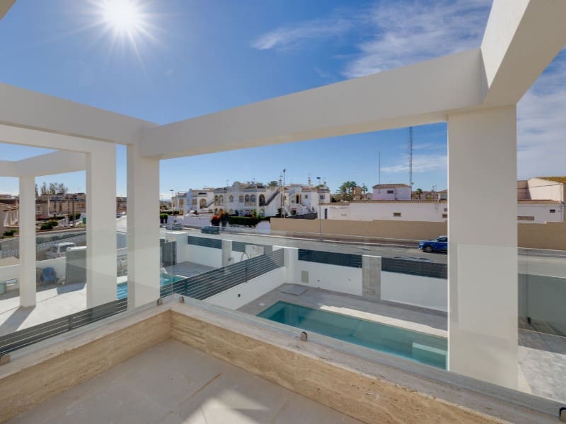 Chalet de 4 habitaciones en Torrevieja en venta - 750.000 € (Ref: 9839196)