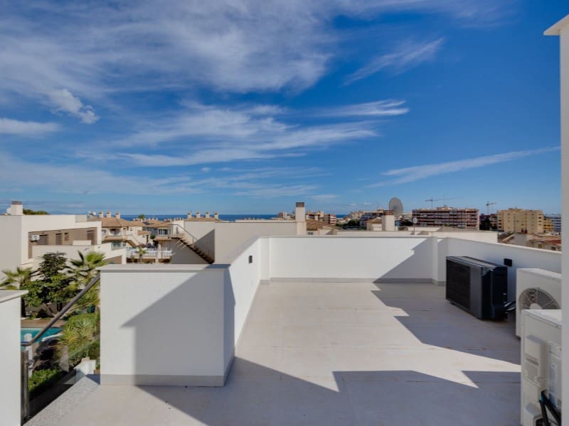 Chalet de 4 habitaciones en Torrevieja en venta - 750.000 € (Ref: 9839196)