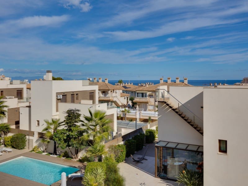 Chalet de 4 habitaciones en Torrevieja en venta - 750.000 € (Ref: 9839196)
