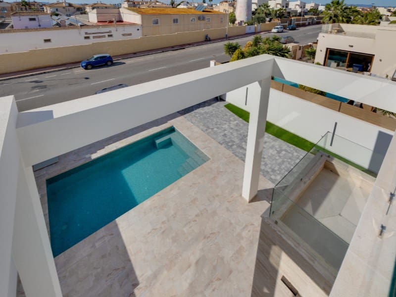 Chalet de 4 habitaciones en Torrevieja en venta - 750.000 € (Ref: 9839196)