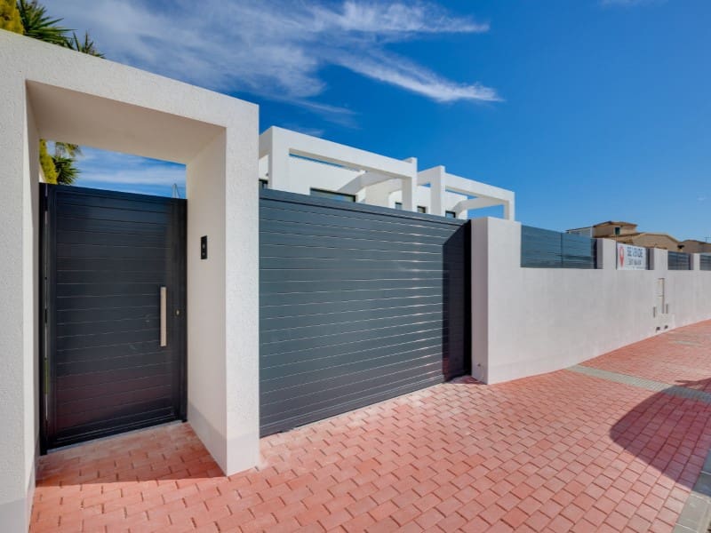 Chalet de 4 habitaciones en Torrevieja en venta - 750.000 € (Ref: 9839196)