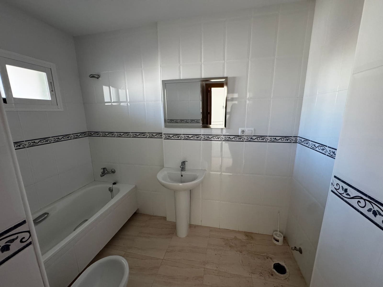 3 bedroom Townhouse for rent in La Alfoquia with pool - € 550 (Ref: 10158407)